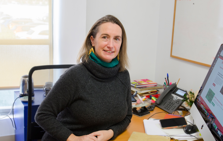 Lucy Anne Parker, investigadora principal CAIR, en su despacho en el campus de Sant Joan d'Alacant de la UMH.