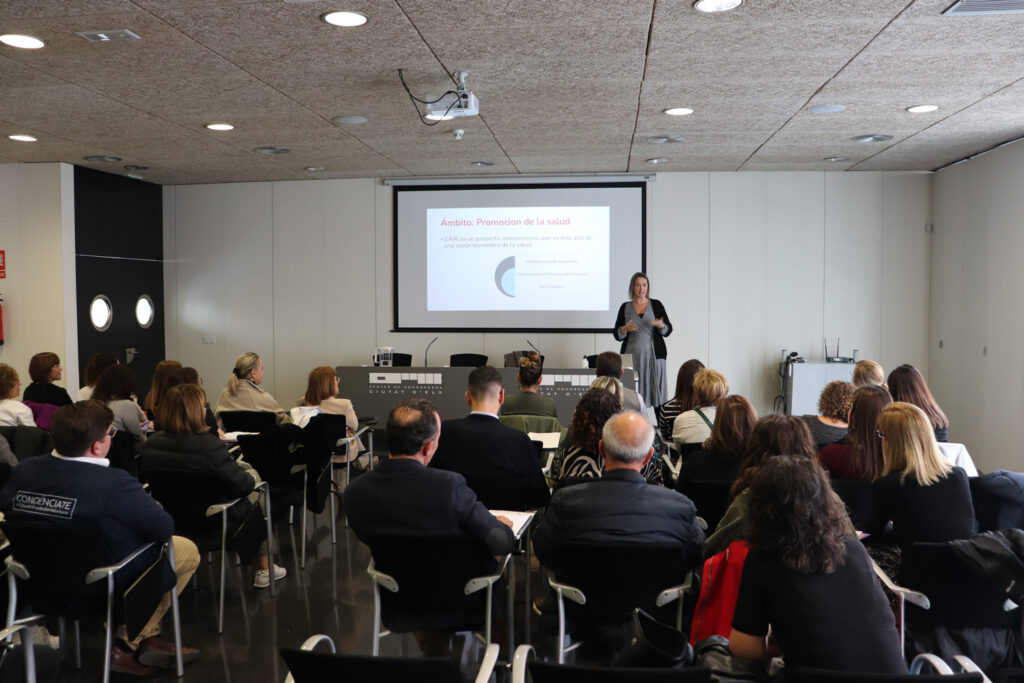 Presentación del proyecto CAIR en la Mesa Intersectorial de Salud, por parte de la investigadora principal Lucy Anne Parker