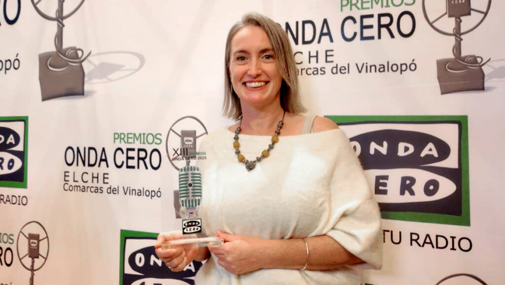 Lucy Anne Parker recibiendo el premio Salud de Onda Cero en nombre del proyecto CAIR