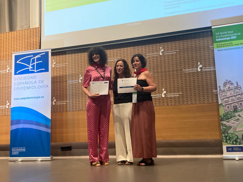 Elisa Chilet recogiendo el premio a la mejor comunicación en salud pública de SESPAS